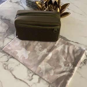 Dagne Dover Arlo Tech (Lrg)